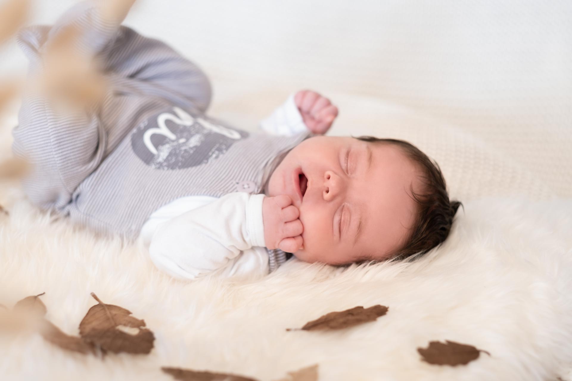 Dieses Bild zeigt ein Neugeborenes Kind was von Andre Dicker Fotografie Bamberg fotografiert wurde.
