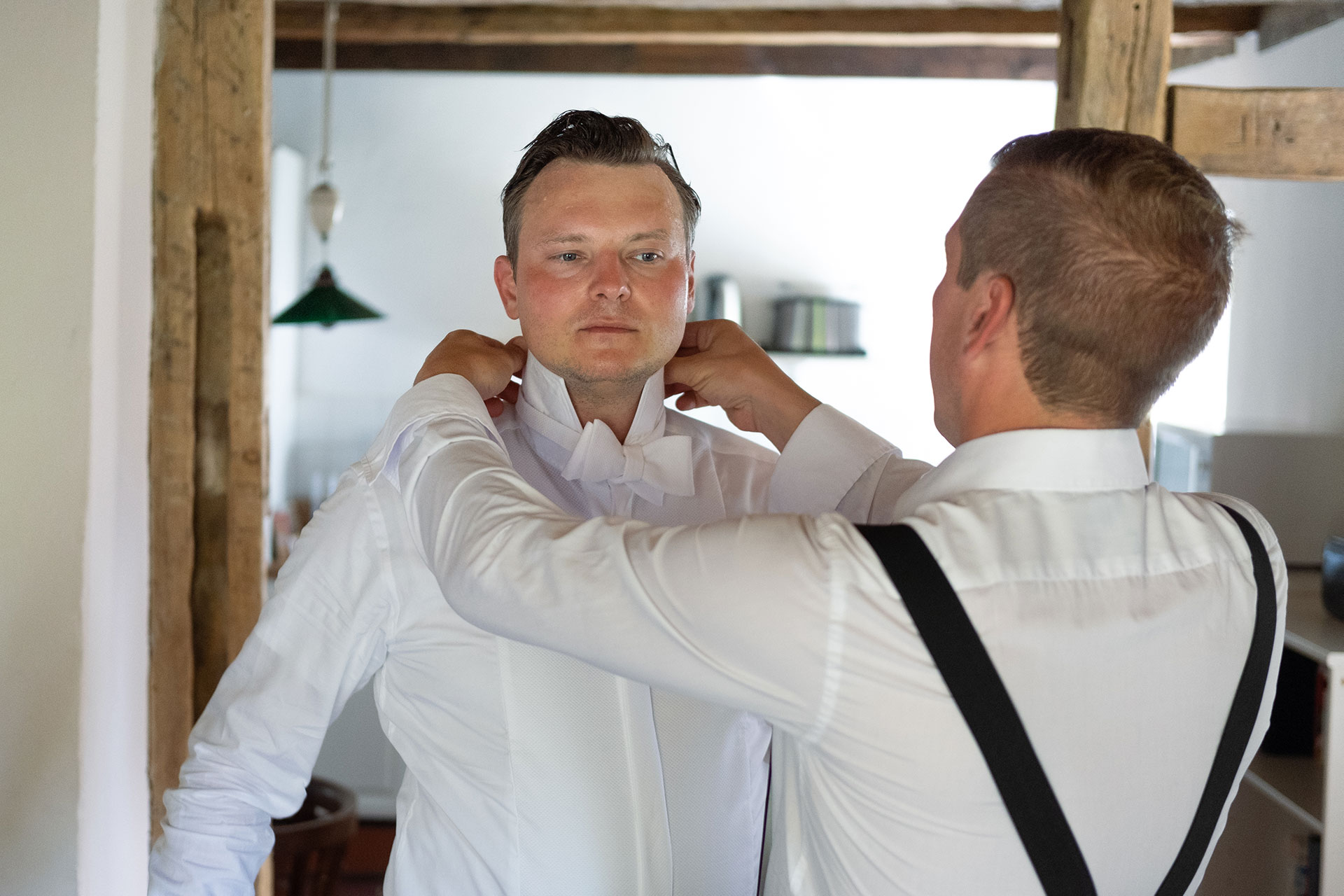 Das Getting Ready von einem Bräutigam