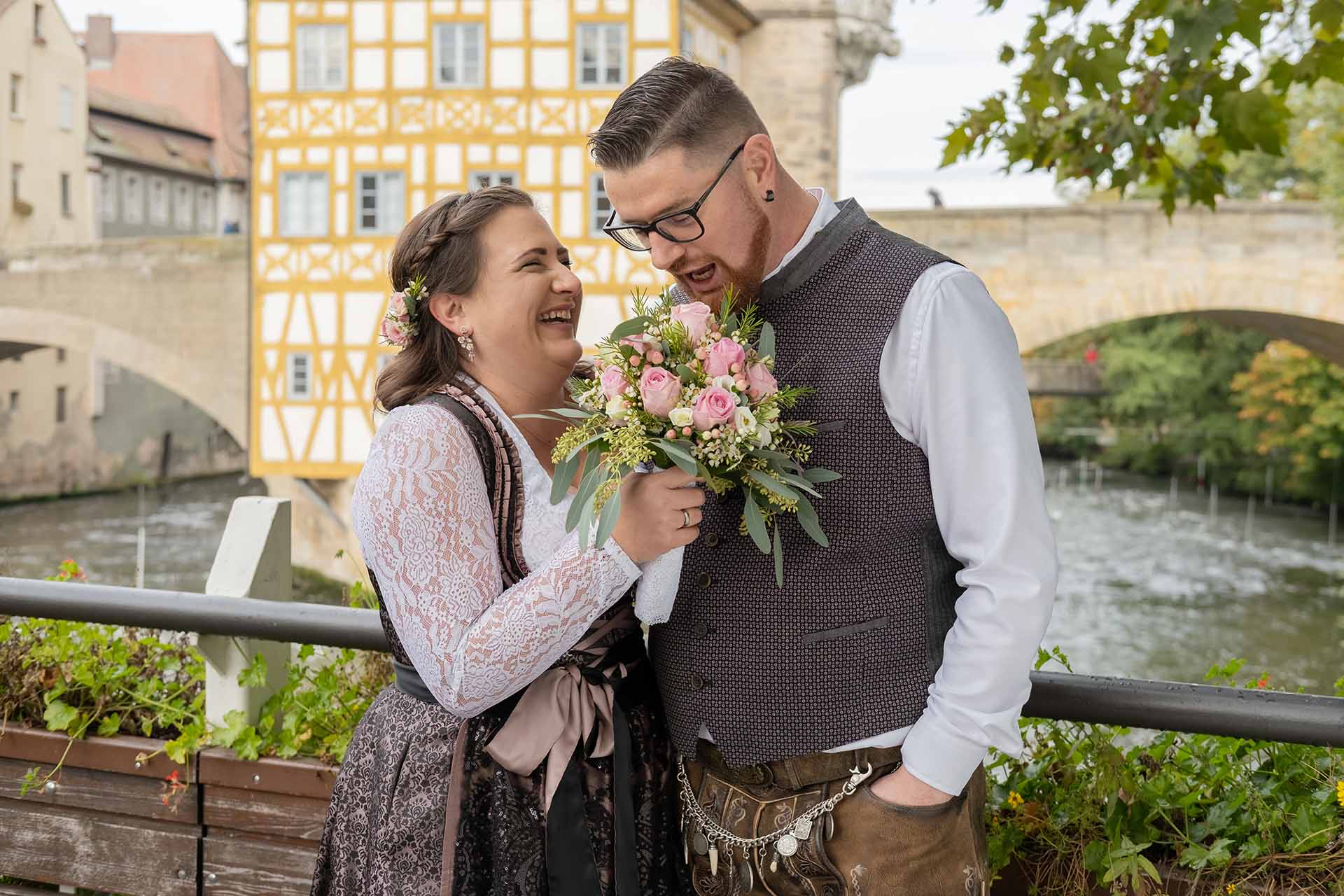 Dieses Bild zeigt ein Brautpaar vor dem Alten Rathaus in Bamberg